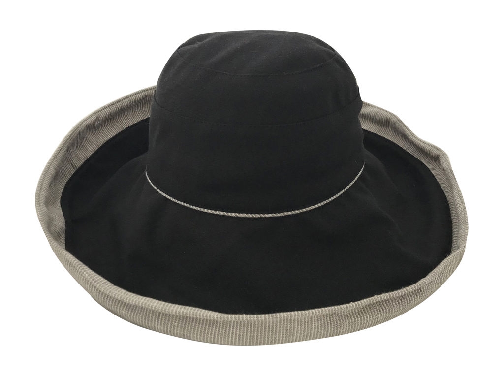 Belle hat in black